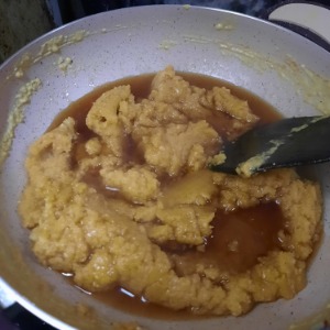 Adding jaggery chashni to besan halwa